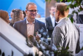 Die Teilnehmenden der Statuskonferenz 'mobil gewinnt' im Austausch im Rahmen der Posterausstellung der Projekte (c BMV/Woithe)